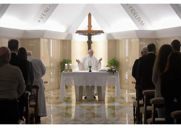 Ranná homília pápeža: V pokušení neveďme s diablom dialóg, treba sa modliť