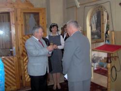 Gerard wręcza pamiątkową świecę.jpg - Prijatie Charty 1.10.2011